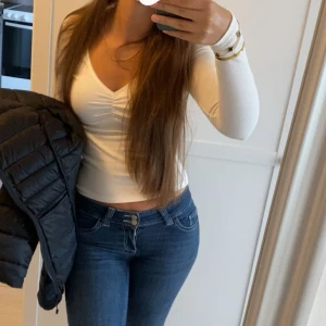 Long sleeve v-neck top - Tunn tröja från Gina som inte säljs längre och den är använd 3 gånger, säljer den för 150kr och har en exakt likadan i svart, om man vill köpa båda två så kan de köpas för 220kr tillsammans!🥰