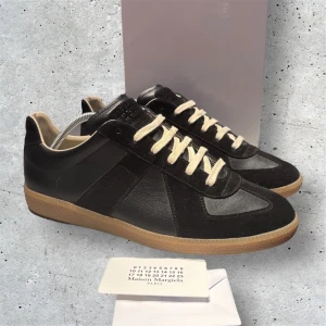 Masion Margiela GATs | 44 - Intressebolag på mina margiela gats - använda typ 3 gånger - kvitto finns på lådan - allt og medföljer, box dustbags och kort - nyare gats precis som dessa har ett nfc chip i sig, (står på kortet man får med). RFID chippet drivs av aura blockchain som bevisar äktaheten. sök upp om ni är osäkra! OBS otroligt mycket fakes säljs tyvärr här på plick på just dessa skor. Hoppas ni kan se skillnaden! Nypris ligger på 7000kr!