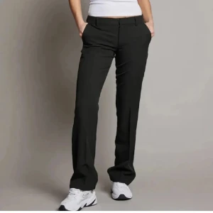 Svarta kostymbyxor från bikbok - Snygga svarta kostymbyxor från bikbok. ”Vera low waist” Byxorna har fickor i sidorna och hällor för bälte. Perfekta till en stilren look och passar till många olika outfits.🩷