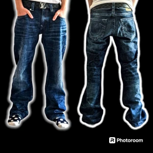 BAGGY TRUE RELIGION JEANS - Jävligt feta baggy trueys. Perfekt passform och prima skick. Hmu ifall du är intresserad och kom gärna med bud🤙🤙