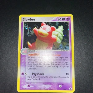 Pokémonkort Slowbro  - Säljer ett original Pokémonkort med Slowbro från 2005. Kortet har lila ram, 60 HP och attacken Psyshock. Perfekt för samlare eller Pokémonfans! - Skriv vid intresse 
