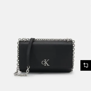 calvin klein väska - calvin klein väska med kedja som kan användas som crossbody och axelremsväska. köpt på zalando för ett år sen för 1795 kr. pris kan diskuteras vid snabb affär, är i behov av pengar 🩷