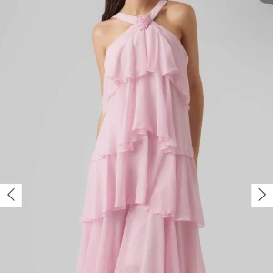 Ljusrosa volangklänning  - Superfin volangklänning från vero Moda, prislapp kvar i nyskick. Skriv för fler bilder🥰perfekt för exempelvis bal