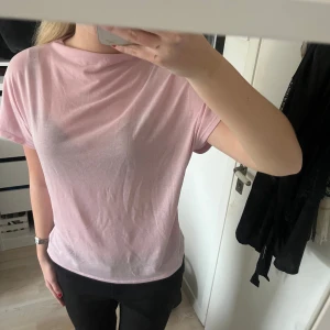 Ljusrosa t-shirt - Supersöt tröja!! Perfekt nu inför sommarn🫶🫶🤍🤍🤍storlek L men passar mig som är s/m