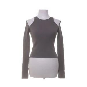 Grå ribbad topp med hål i axlarna från Zara - Säljer en grå ribbad topp från Zara med lång ärm och hål vid axlarna. De är bara att skriva om ni har några frågor eller vill ha fler bilder på toppen!💗💗