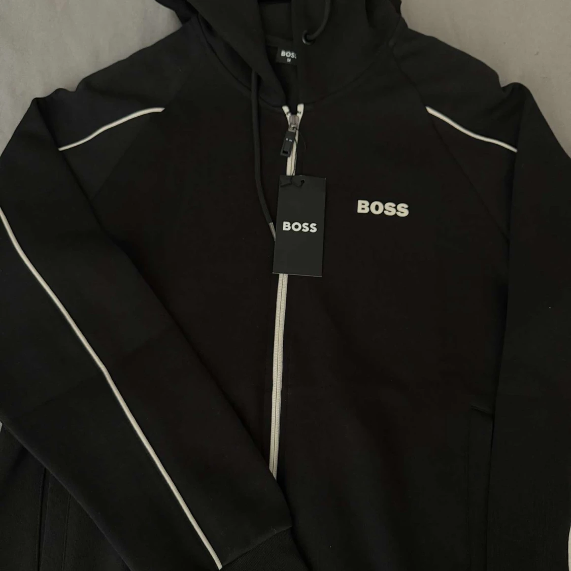 Svart hoodie med dragkedja från BOSS - 1