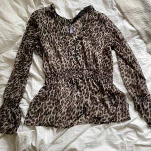 Leopard blus  - I gott skick. Passar även M