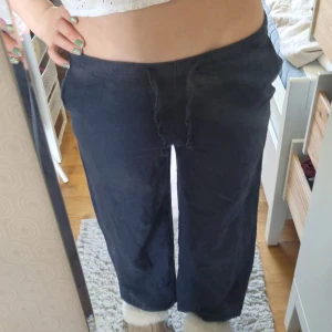 Linnebyxor  - Fina marinblåa Linnebyxor i barn från gina. Har användit några gånger men är i nästan nyskick. Frakt ingår inte 
