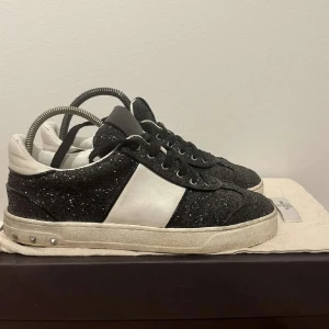 Svarta glittriga Valentino Flycrew - Säljer ett par snygga svarta glittriga skor från Valentino Garavan💕 Två nitar saknas och lite glitter saknas, annars fint skick