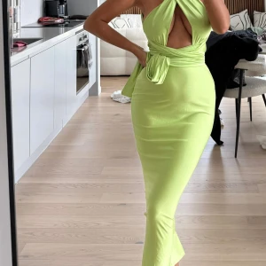 Grön klänning - Går att knyta på olika sätt . Sååå fin 