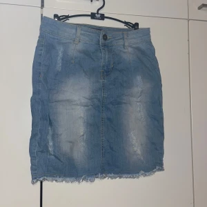 Farkkuhame - Puolipitkä farkkuhame, jossa takana taskut sekä pieni halkio. Koko S. Vyötärön leveys n 35cm, pituus n 46cm.Kissatalous Mikäli hinta ei miellytä tarjoa rohkeasti!! Katsothan myös muut ilmoitukseni!!