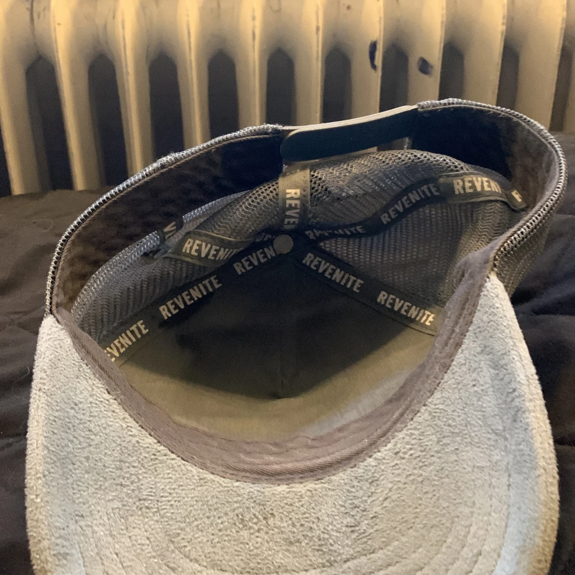 Grå keps från Revenite med bildmotiv - 3