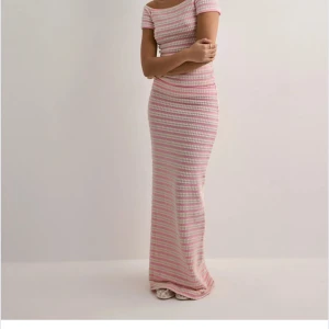 Rosa lång kjol från Nelly💓 - Säljer denna superfina kjol från Nelly!!💓Den är helt slutsåld på hemsidan💓🫶🏼Lappen sitter kvar!!