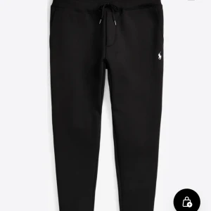Svarta mjukisbyxor från Polo Ralph Lauren - Sorry för andra bilden, ljuset blev helt fel men den e svart. Skit skön men har växt ur dem                                                                                    Svarta mjukisbyxor från Polo Ralph Lauren med dragsko i midjan och broderad logga på vänster höft. Byxorna har en normal passform och är perfekta för en avslappnad stil. Tillverkade i mjuk bomull för extra komfort. Nypris lite mer än 1500 så tycker 500 är väldigt bra. Men kan säkert gå lite under de