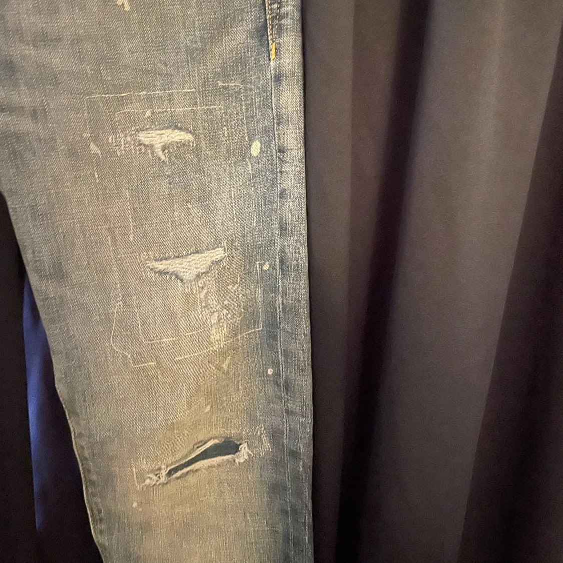 Blå slitna jeansbyxor - 3