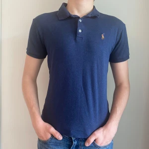 Ralph lauren piké  - Snygg pike från Ralph lauren i bra skick, är i storleken M men passar även S.