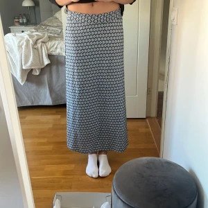 Blåvit mönstrad långkjol - Säljer en blåvit långkjol med grafiskt mönster från only. Rak passform, mjukt och lätt material, stretchig midja. Säljer den pga att den enligt mig är för kort, för preferens är jag 172 cm. Knappt använd, köpte den helt ny så den var dyr, därav priset, men endast tillfälligt så kan gå att diskutera med tanke på att frakt tillkommer.