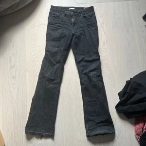 Bootcut jeans💗 - Bootcut jeans från Cubus i storlek 32, de är uppsprättade där nere för att göra de längre💗💗De är också hyfsat lågmidjade, går nedanför naveln på mig som är 162cm!!