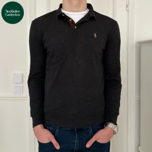 Rugbytröja Polo Ralph Lauren - Rugbytröja från Polo Ralph Lauren | Storlek: S/M - Tröjan är i nyskick - Vårat pris: 399kr - Nypris: 1,399kr - Modellen är 186cm och väger 80kg. 