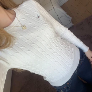 Vit kabelstickad Gant tröja - Säljer en klassisk vit kabelstickad tröja från Gant med rund halsringning och diskret logga på bröstet💗 Säljer den då den inte kommer till användning💞