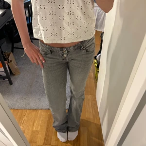 Gråa bootcut jeans - Säljer dessa sjukt snygga gråa bootcut jeans med låg midja och klassiska fickor både fram och bak. 💞💞Jag är 164 cm och de är i ”tallmodellen” (därav storleken) så sitter perfekt i midjan och är någon centimeter långa😚😚