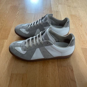 Maison Margiela Gats - Maison Margiela Gats! Skick:8/10! Storlek: 43! Givetvis äkta och kommer med box! Vid fler bilder kom dm!