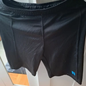 Short för barn - Ett par träningshorts för barn mellan 134/140 cm.