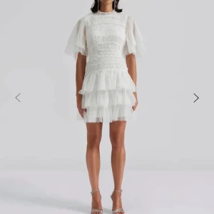 Vit volangklänning från By Malina - Oanvänd med lappen kvar, skulle ha som studentklänning men köpt en annan. I stl XL men skulle säga att den är mer L/XL