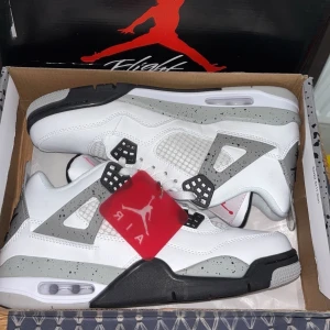Nike Air Jordan 4 White Cement - Säljer ett par Nike Air Jordan 4 White Cement med vit ovandel i skinn. Helt nya oanvända 