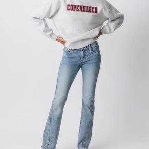 Blåa Jeans - Jättefina jeans ifrån GinaTricot , nästan som nya då jag använt dem få gånger. Snygga detaljer på vaderna och bakfickorna.