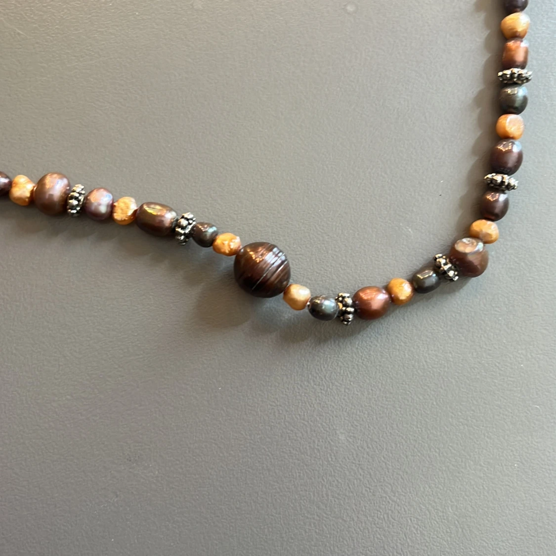 Brunt pärlhalsband med silverdetaljer - 1