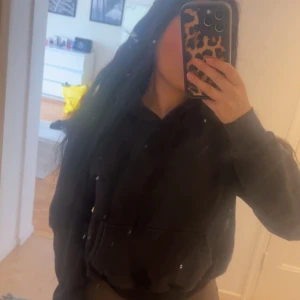 Svart hoodie från H&M Divided - En svart hoodie från H&M Divided med klassisk passform och huva. 