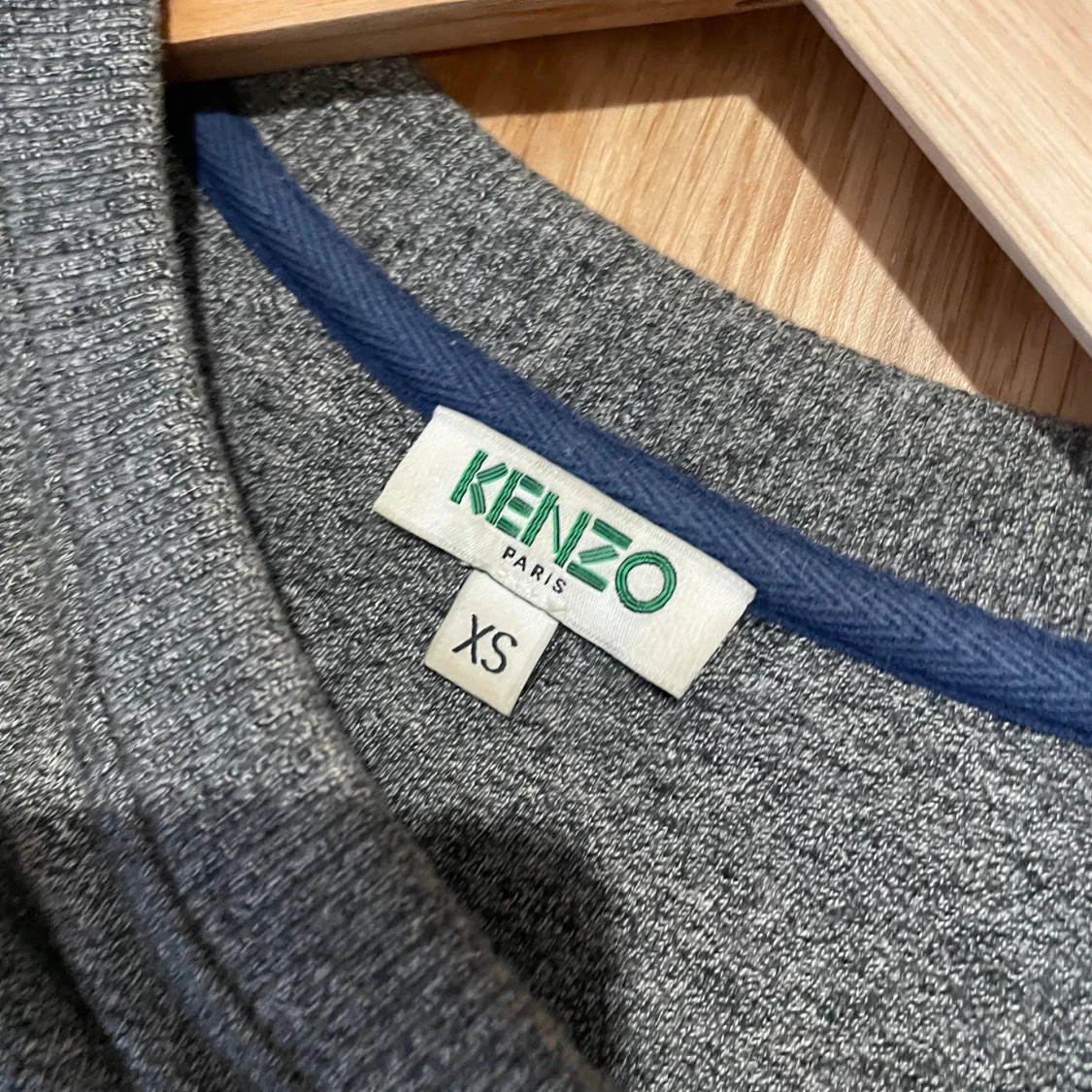 Grå sweatshirt med tigertryck från Kenzo - 1