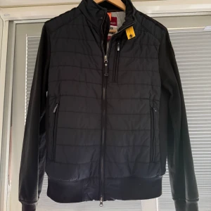 Fleece Jacka Parajumper - Orginal Svart Fleece Jacka från Parajumper storlek S i gott använt skick, använd typ 1 månad sen hängd i garderoben, Helt felfri inga skador ingenting. Följer även med Extra knappar. Pris kan diskuteras