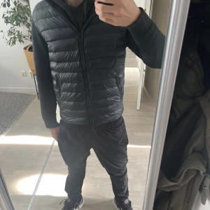 Massimo dutti cardigan  - Svart massimo dutti cardigan strl m, kan gå ner i pris vid snabbt köp