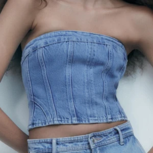 Jeans tubtopp i blå denim - Säljer denna jeans korsett från zara