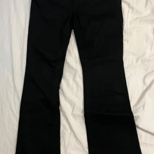 Svarta bootcut jeans från True Religion - Säljer ett par svarta bootcut jeans från True Religion då dom inte passa. Dom är i helt nytt skick!