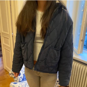 Vårjacka - Jättefin vårjacka från subdued💕 Köpte här på Plick men passade inte riktigt min stil. Obs⚠️ INTE MINA BILDER! Storlek S/M ungefär.❤️