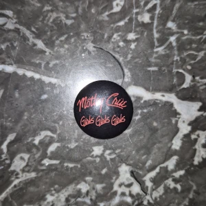 Mötley Crüe pin! - En simpel men cool Mötley Crüe pin! Visst är albumet Girls Girls Girls ett mästerverk? Så varför inte dekorera med en pin med just det albumet? Kika gärna in min shop för eventuella bundles! 🌟 