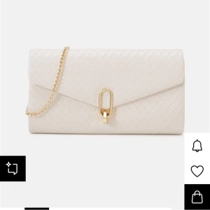 Clutch/ handväska - Säljer nu denna clutch som jag använt 1 gång på balen, den är därav i nyskick! Väskan är creme vit med guld detaljer och kedjan går både att stoppa in i väskan eöler ta av. Märket är anna field🥰