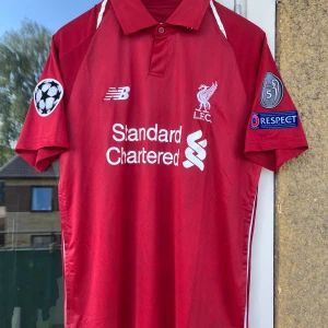 Liverpool 2018/19 Hemmatröja - Mycket fint skick, använd 1 gång. Inga fel på tröjan. Storlek M. Perfekt till sommaren. Salah 10 på ryggen samt UCL patches på armarna. Hör av dig vid frågor!☀️