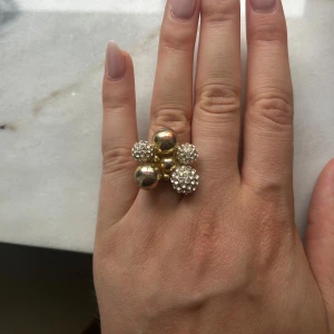 Ioaku ring - Superfin ring från ioaku, den har blivit lite missfärgad därav priset🥰💗