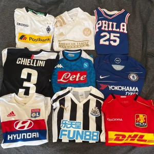 Olika fotbollströjor samt ett basket linne - OLIKA TRÖJOR HAR OLIKA PRISER ALLT KOSTAR INTE 500kr Philadelpiha 76ers - Simmons - M Atalanta united - S Borussia Mönchengladbach - M Juventus - Chiellini - S (köpt på Juve shopen i Turin) Chelsea - M (Köpt på Chelsea shopen i London) Nordsjälland Xs Napoli M Newcastle S Lyon Fekir XL barn (passar S i vuxenstorlek)