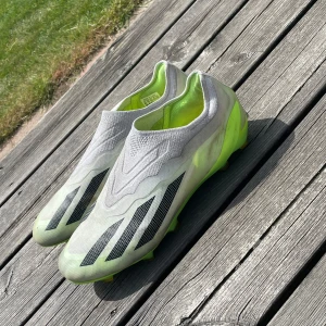 Adidas fotbollsskor - Säljer mina adidas crazyfast. Fint skick, endast lite smuts samt en liten missfärgning på en adidas loggan. Skriv vid fundering eller för fler bilder