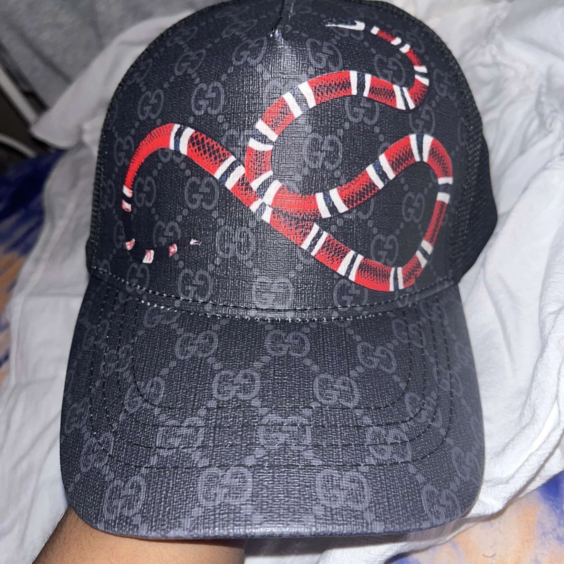 Gucci keps med orm och GG-mönster