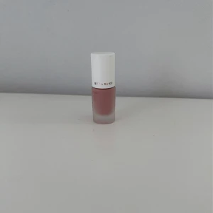Matt rosa nagellack - Helt nytt och oanvänt fint matt rosa nagellack i färgen ”WARM PINK”. Har legat i en tygpåse bland andra grejer och inte kommit till användning. FÖRST TILL KVARN!