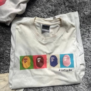 Vintage Vit t-shirt från A Bathing Ape - Vintage Vit t-shirt från A Bathing Ape. Otroligt ovanlig och köpt direkt från en vintage affär i 🇯🇵. Skicket är prestige, används väldigt få gånger och kvaliten är top class. Eftersom den är från Japan så är den stor i storleken, passar medium🦍pris går såklart att diskutera vid smidiga affärer 