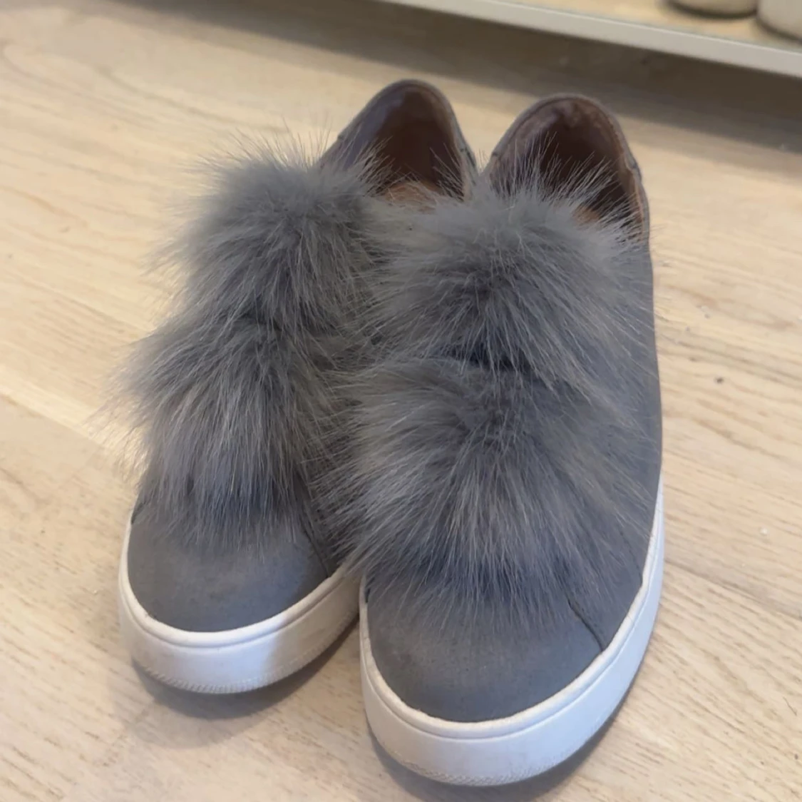 Grå sneakers med päls från Steve Madden