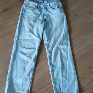 Ljusblå baggy jeans - Säljer ett par ljusblå loose fit jeans från H&M med justerbar midja. Klassisk femficksmodell med raka ben och bekväm passform. Perfekta för en avslappnad och trendig look. Pris kan diskuteras 