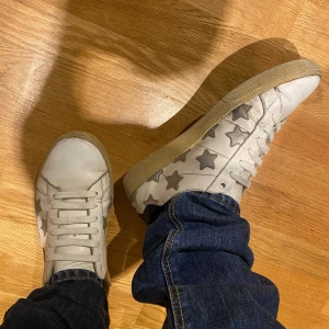 Saint Laurent Skor -  Saint Laurent skor| Skicket är 8/10 | Storlek 42 -Nypris 4799kr-Mitt pris 1399kr, skorna är i skönt skick finns endast slitage på skon och på insidan. Endast skor följer med.  Tveka inte vid att ställa frågor vid funderingar, pris kan diskuteras!